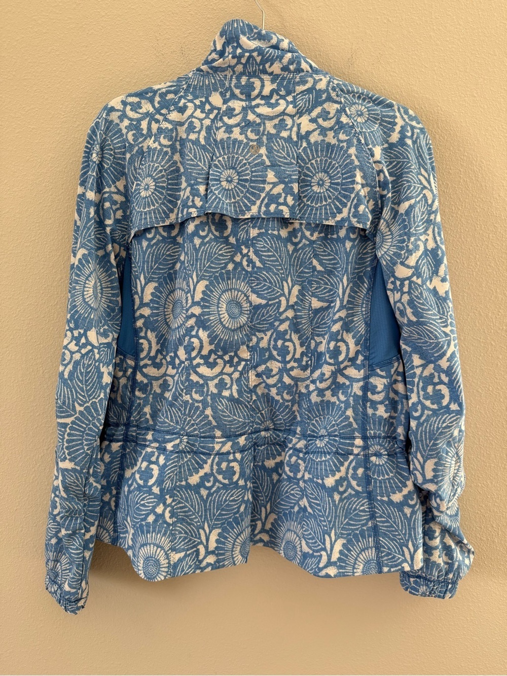 Lululemon Travel to Track Blue Floral Print Women's Jacket size 10 - Picture 11 of 13